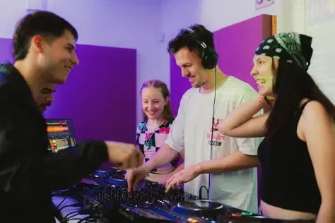 Estudios de Curso de DJ de Música Electrónica con CDJ